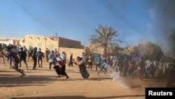 FOTO ARSIP – Warga Sudan pengunjuk rasa tampak lari menghindar dari gas air mata yang ditembakkan oleh polisi anti huru-hara untuk membubarkan unjuk rasa di Omdurman, Khartoum, Sudan. 20 Januari 2019 (foto: Reuters/Mohamed Nureldin Abdallah/Foto Arsip)