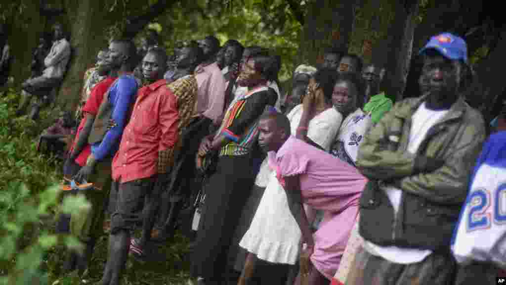 Des habitants des alentours se sont attroupés près de l’épave de l’Antonov qui s’est écrasé à Juba, Soudan du Sud, 4 novembre 2015. (AP Photo/Jason Patinkin) 