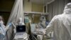 ARHIVA - Lekari nose ličnu zaštitnu opremu Medical workers wearing a personal protective equipment PPE tend to a patient infected with the Covid-19 at the intensive care unit of the Mariinsky Hospital in Saint Petersburg, Russia, July 7, 2021.