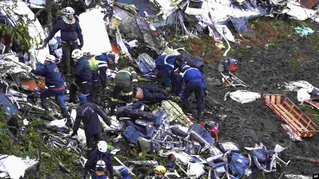 Les secours sur le site du crash dans la zone montagneuse d'El Gordo, à environ 50 km de Medellin, en Colombie, le 29 novembre 2016.