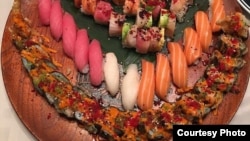 در سوشی ماهی های خام هم سرو می شود. 