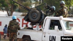 Des Casques bleus déployés à Bangui lors de l'élection présidentielle centrafricaine, 30 décembre 2015.