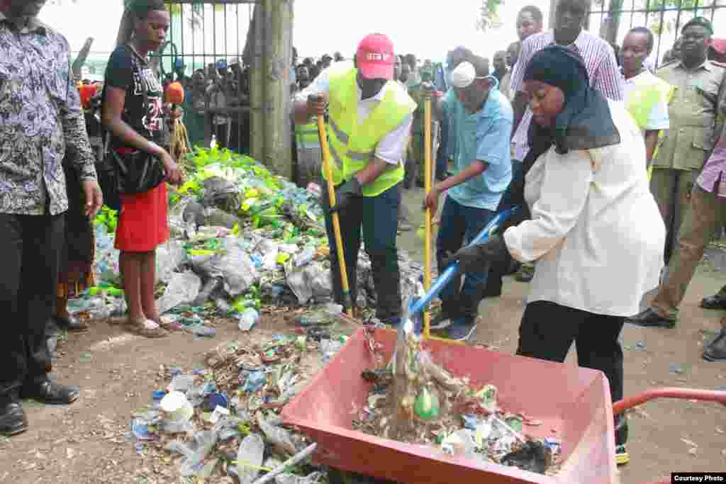 Les Tanzaniens prennent part aux travaux collectifs de protection de l’environnement pour le 54e anniversaire de l'indépendance du Tanganyika.