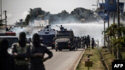 Des policiers et un canon à eau de la police anti-émeute déployés à Libreville, le 31 août 2016 .