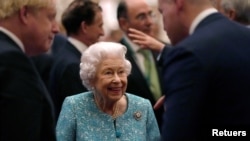 Ratu Elizabeth Inggris dan Perdana Menteri Boris Johnson menyambut para tamu di resepsi Global Investment Summit di Windsor Castle, Windsor, Inggris, 19 Oktober 2021. (Foto: Alastair Grant via Reuters)