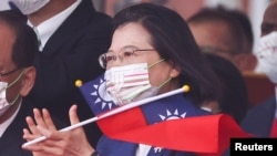 Presiden Taiwan Tsai Ing-wen bertepuk tangan saat perayaan hari nasional di Taipei, Taiwan, 10 Oktober 2021. (Foto: REUTERS/ Ann Wang)