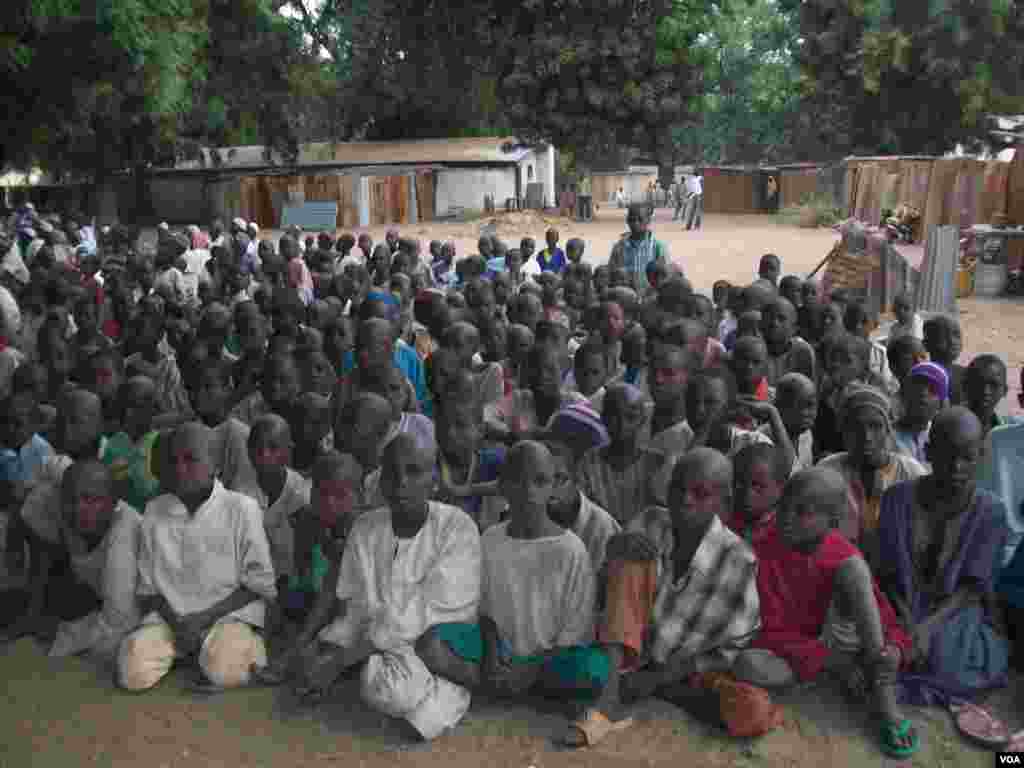 'Yan gudun hijirar da suka hallara domin ganawa da manyan baki a garin Bama, Jihar Borno