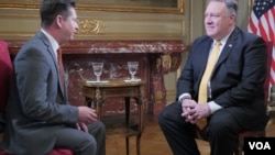 Le secrétaire d'Etat américain, Mike Pompeo, s'est entretenu avec le service espagnol de la VOA à Buenos Aires, en Argentine, où il participe au sommet du G-20, le 1er décembre 2018.