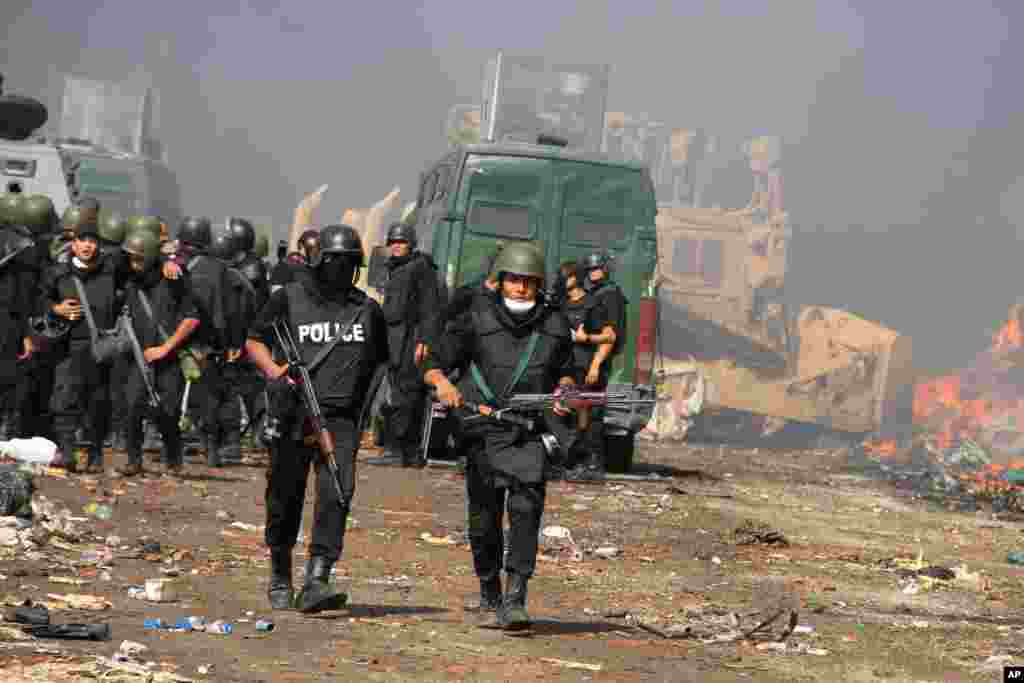 Egyptian security forces clear a sit-in by supporters of ousted Islamist President Mohammed Morsi in the eastern Nasr City district of Cairo, Egypt, &nbsp;August 14, 2013.&nbsp;