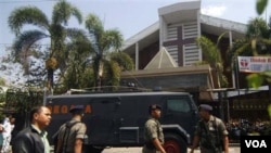 Beni Asri dicurigai membantu merencanakan bom bunuh diri di gereja GBIS Solo (atas) dan sebuah masjid di kompleks kepolisian Cirebon.