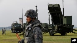 资料照：日本航空自卫队在东京郊区的美国横田空军基地展示利用PAC-3地对空拦截器的军事训练。（2017年8月29日）