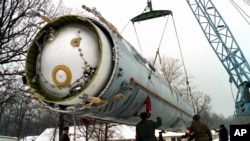 Des soldats se préparent à détruire un missile balistique SS-19 dans la cour de la plus grande base de fusées militaire soviétique à Vakulenchuk, en Ukraine, le 24 décembre 1997 (Photo AP)