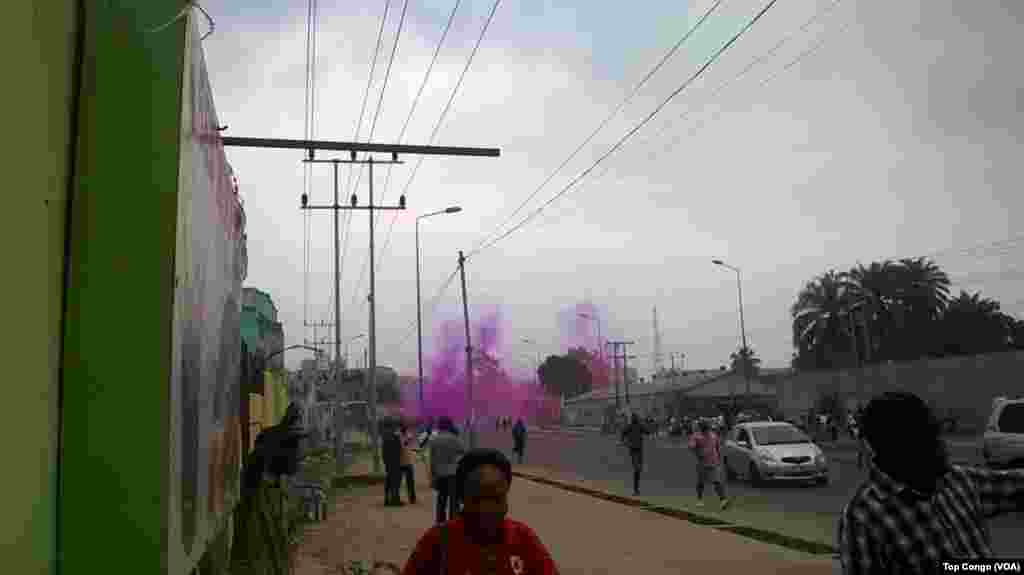 Les forces de l'ordre ont tiré des grenades lacrymogènes pour disperser la foule qui répondait avec des jets pierres, à Kinshasa, 26 mai 2016. Top Congo