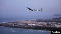 El avión experimental Solar Impulse 2 vuela hacia California habiendo partido desde Oahu, Hawái.