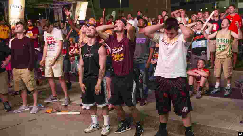 Magoyan bayan Cleveland Cavaliers a lokacin da aka kusa tashi wasa, an dai tashi wasan Cleveland nada 97, Jaruman Oakland wato Golden state nada 105. 16, ga, watan Yuni. 2015.