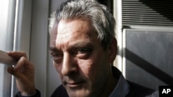 ARCHIVO - El escritor Paul Auster posa en su casa de Brooklyn, Nueva York, el 19 de enero de 2006. Paul Auster, un prolífico y premiado hombre de letras y cineasta conocido por su narrativa innovadora, ha muerto a los 77 años.
