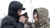 Illija Muzika (29) i Alina Panina (27), ukrajinski graničari i bivši ratni zarobljenici igraju se sa njenim psom Roksi, nakon što su oboje pušteni iz zatočeništva, 23. januara 2024. (Foto: Rojters/Valentyn Ogirenko)