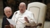 Papa Francisco en condición estable en hospital, aún con algo de fiebre
