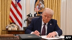 Trump yönetiminin Salı günü yayınladığı, sağlık hizmeti ve çocuk bakımı sağlayan kurumlar için ödemeleri aksattığı gözlemlenen federal kredileri, hibeleri ve diğer mali yardımları durdurmaya yönelik kapsamlı bir yönerge iptal edildi