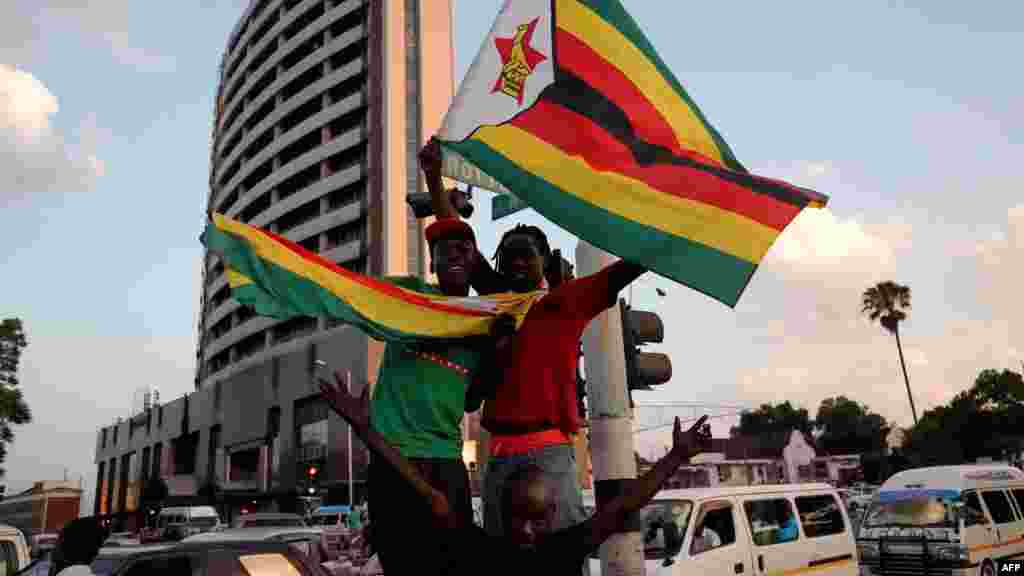 Célébration après la démission du président du Zimbabwe, Robert Mugabe, à Harare, le 21 novembre 2017.