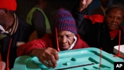 Bi Lydia Gathoni Kiingati, mpiga kura nchini Keanya mwenye umri wa miaka 102.