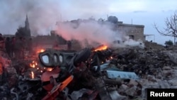 Pemberontak Suriah mengatakan ini adalah pesawat militer Rusia yang ditembak jatuh oleh pasukan pemberontak dekat Idlib, pada 3 Februari 2018. Foto diambil dari media sosial via Reuters. 