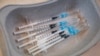 La escasez de vacunas está complicando los esfuerzos para frenar la propagación de la pandemia de COVID-19 en muchas partes del mundo. [Reuters]