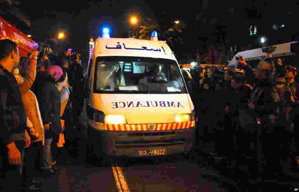 Une ambulance arrive sur le lieu de l'attentat, Tunis, 24 novembre 2015.