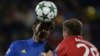Holger Badstuber du Bayern de Munich, à droite, en duel avec Aleksandr Erokhin de Rostov lors du match de football de la Ligue des Champions Groupe D entre Rostov et le Bayern à Rostov-sur-le-Don, Russie, 23 novembre 2016. 