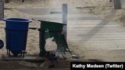 Polisi mengatakan sebuah bom pipa di tempat sampah ini dapat meledak sejenak sebelum dimulainya perlombaan lari amat (17/9). Seaside, NJ.
