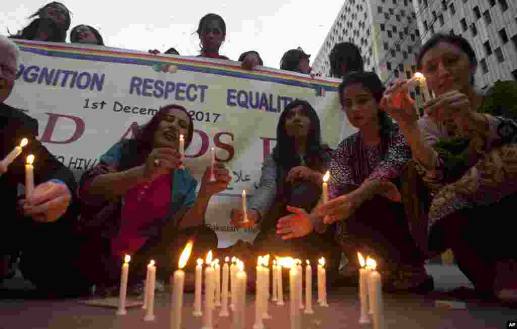 Les Pakistanais allument des bougies lors d'une manifestation pour marquer la Journée mondiale du sida à Karachi, au Pakistan, le 1er décembre 2016.