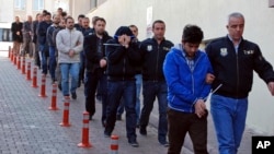 Petugas kepolisian mengawal orang-orang yang ditangkap di Kayseri, Turki, tanggal 26 April 2017 karena dicurigai memilik keterkaitan dengan ulama Fethullah Gulen yang berbasis di AS (foto: Olay Duzgun/DHA-Depo Photos via AP)