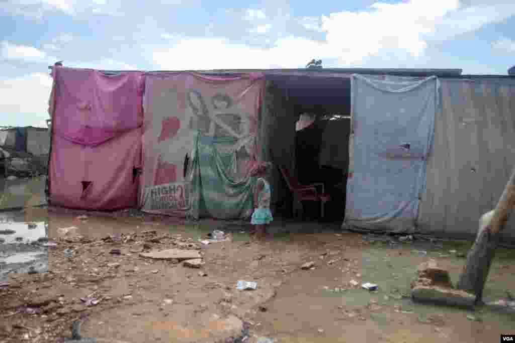 Así luce el hogar de muchos venezolanos que viven en las zonas de frontera entre Colombia y Venezuela. Tras la pandemia de la COVID-19 muchas familias les toco aguardar tiempo en asentamientos improvisados, debido al cierre de frontera.