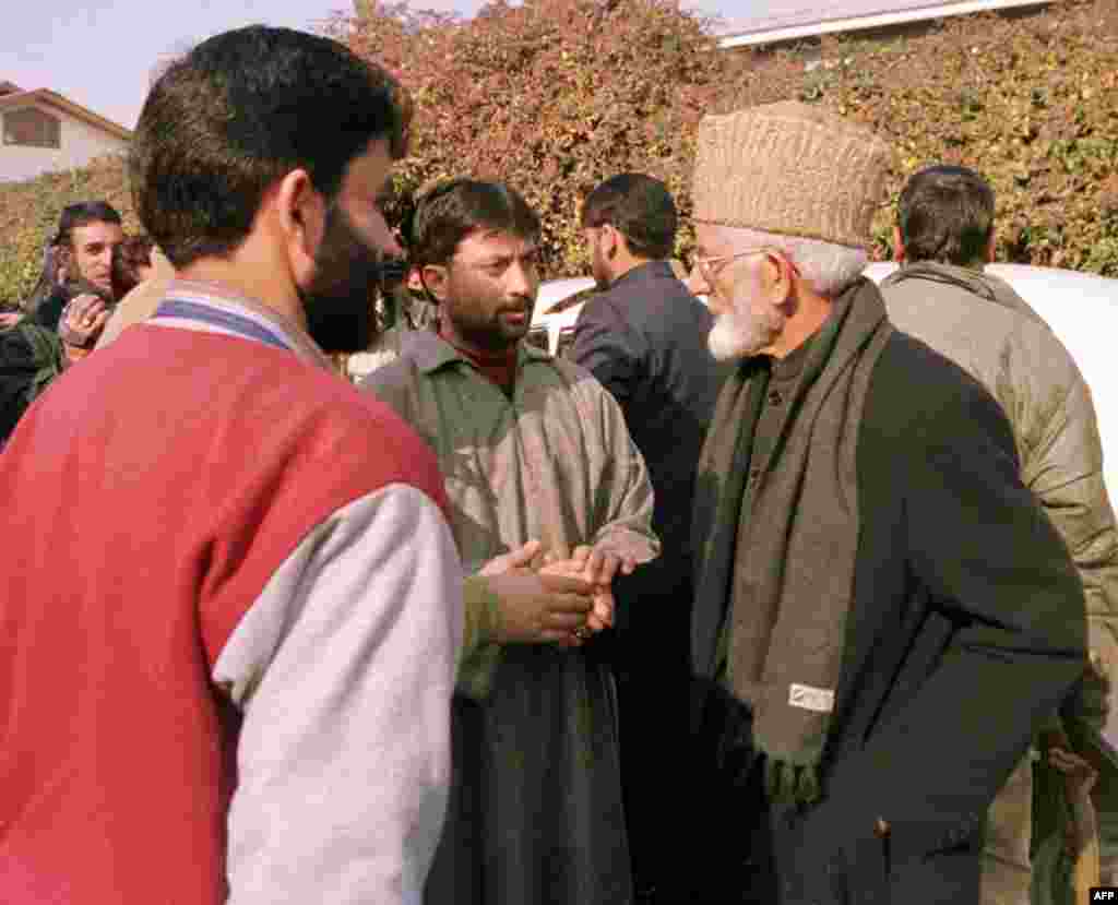 سید علی گیلانی نے 2003 میں جماعت اسلامی سے علیحدگی اختیار کرکے 'تحریکِ حریت جموں و کشمیر' کے نام سے ایک نئی سیاسی جماعت کی بنیاد رکھی تھی۔