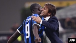 Romelu Lukaku, à gauche, embrasse son entraineur Antonio Conte lors d'un match de Serie A, Italie, le 21 septembre 2019 
