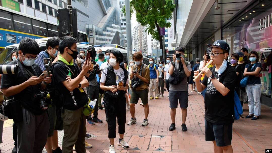 這張照片拍攝於 2020 年 10 月 1 日，照片中一名男子在中國國慶日期間在香港用長笛演奏《願榮光歸香港》。（資料照片）