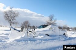 Une tempête hivernale frappe Buffalo, New York.