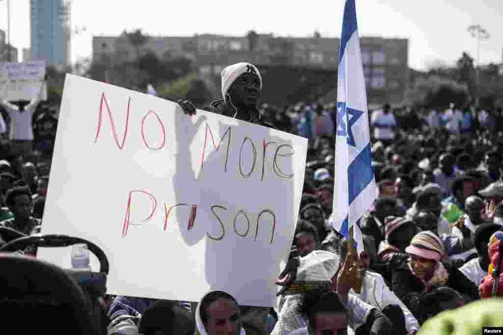 Imigran Afrika ambil bagian dalam protes di Alun-alun Rabin di Tel Aviv (5/1).