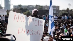 Imigran Afrika menggelar aksi protes di Lapangan Rabin, Tel Aviv (5/1).