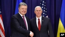 Poignée de main entre le vice-président américain Mike Pence, à gauche, et le président ukrainien Petro Porochenko lors de la Conférence de sécurité de Munich en Allemagne, le 18 février 2017