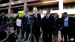 Daniel Petrocelli, abogado de Donald Trump, habla a la prensa tras una audiencia sobre una demanda contra la ahora desaparecida Trump University.