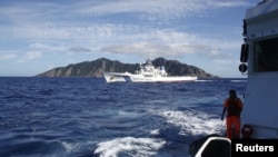 Kapal penjaga pantai Jepang berusaha mengehentikan sebuah perahu nelayan yang mendekati Pulau Senkaku yang disengketakan (foto: dok). 