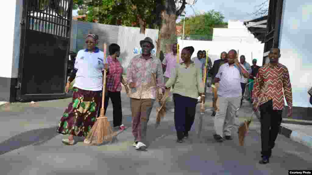 Balai en mai, le président tanzanien John Magufuli, accompagné de quelques autres personnes arrive sur le lieu où est prévu le ramassage d’ordures. 