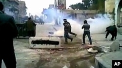 Des manifestants couvrent leur tête à Damas, Syrie, le 30 décembre 2011.