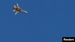Un avion survolant le territoire syrien, prés de la frontière avec Israël, le 23 juillet 2018.