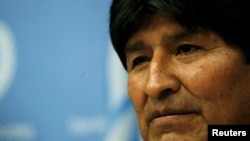 “Vengo en nombre del pueblo boliviano para expresar toda nuestra solidaridad, dijo Morales al llegar a la base militar aérea de Manta, una de las ciudades devastadas por el sismo.