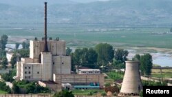 Reaktor nuklir di Yongbyon, Korea Utara, sebelum menara pendingin (kanan) dihancurkan. (Foto: Dok)