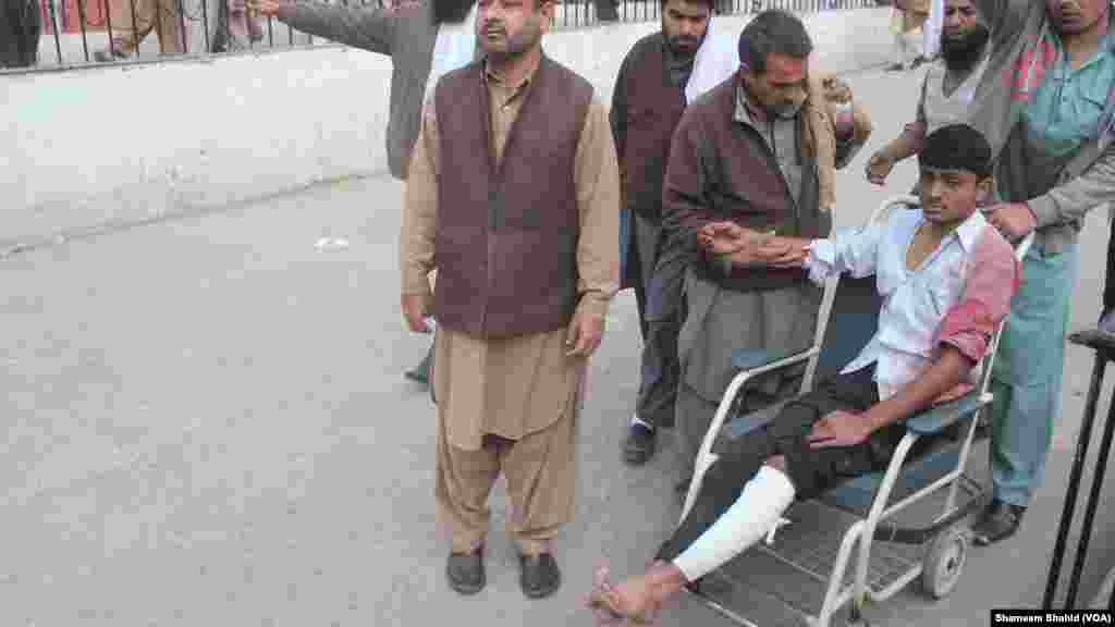 L'attaque contre l'école mardi matin à Peshawar a tué au moins 140 enfants et adultes, Peshawar, Pakistan, le 16 décembre 2014. (VOA)