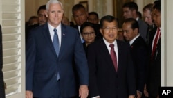美国副总统彭斯(左)在印度尼西亚雅加达会见了印度尼西亚副总统尤索卡拉(2017年4月20日)