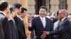 中国国家主席习近平（中）3月26日在南非会见南非总统祖马（右）